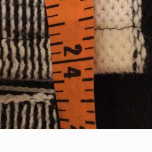 Baja Hoodie Forever 21 Black and White Pattern knit Jacket - Picture 6 of 11